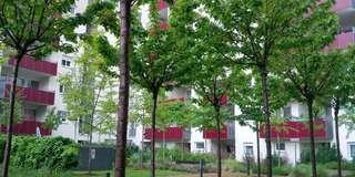 Modern living with 4 rooms, fitted kitchen, 2 bathrooms, balcony, underground parking and lots of greenery in the Rebstock Park district.