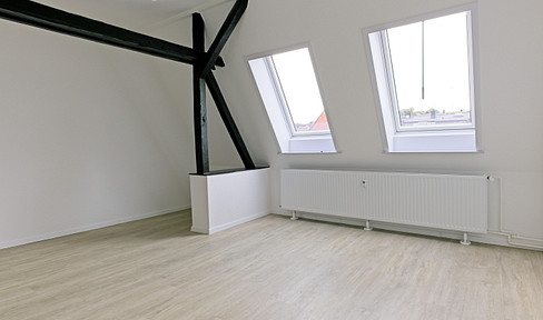 Stylish and quiet 3-room attic apartment – own floor, exposed beams, and shared garden access.