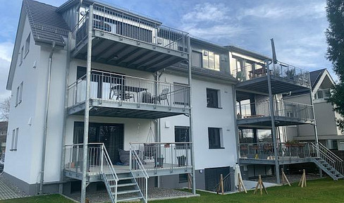 3-room top floor with EBK, large south-facing balcony, geothermal energy and 2 outdoor parking spaces