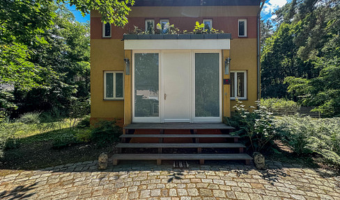 Light-flooded architect's house with natural garden!