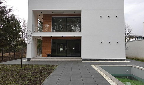 Exclusive architect's villa in a dream location in Falkensee with pool