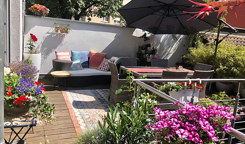 Large dream apartment in an idyllic green rear building in a central location!