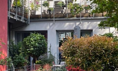 Große Traumwohnung in grüner Hinterhaus-Idylle bei zentraler Lage!