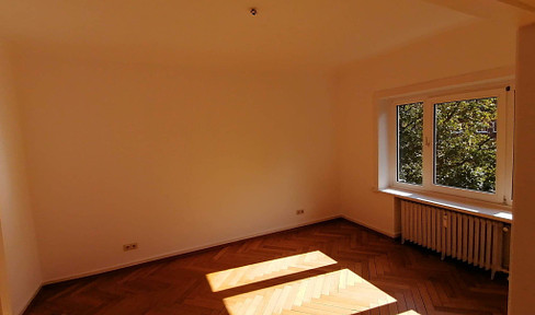 Sun-drenched 3-room apartment with double doors