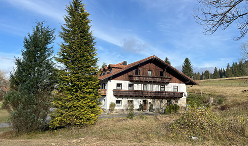 Apartment building with 4 apartments in a quiet location with green space