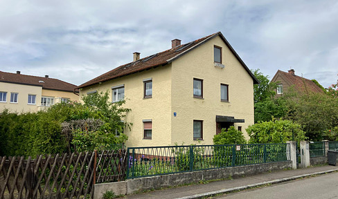 Building plot with old stock in a quiet location with subway connection to the city center