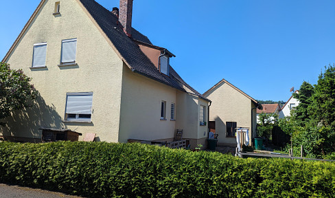 Freistehendes Einfamilienhaus mit Garten und Garage