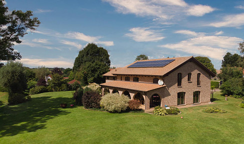 Spacious Tuscan-style home with park character & modern solar technology