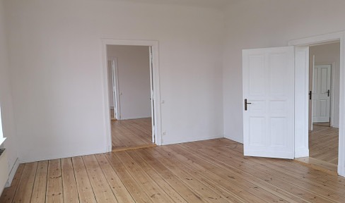 Light-flooded 5-room apartment | Old Berlin building with polished floorboards