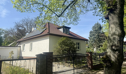 Low service charges with pool and large plot - commission-free