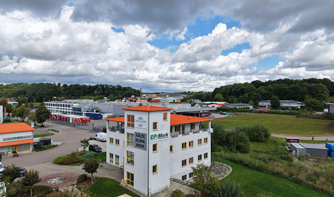 Frisch renovierte Bürofläche mit Balkon