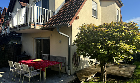 Living in a light-flooded, fully equipped Japandi house with garden and wood-burning stove