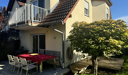 Living in a light-flooded, fully equipped Japandi house with garden and wood-burning stove