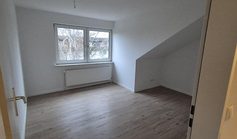 Sunny, well-designed 3-room apartment with EBK+cellar