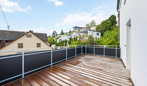 Kernsanierte Dreizimmer-Wohnung mit großer Terrasse in Neubauqualität – Erstbezug, provisionsfrei