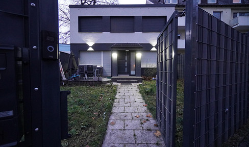 Core-renovated EFH in Bochum-Werne: roof terrace, 5 garages, top location - commission-free