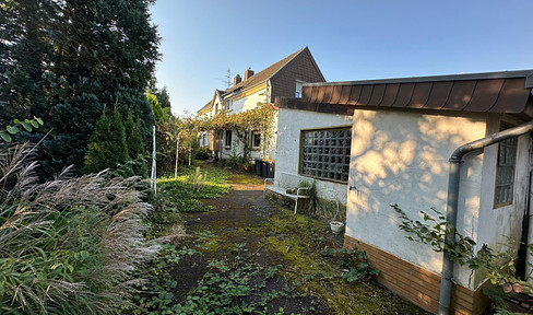 Handwerker aufgepasst. Haus mit großem Garten und Grundstück zum selber gestalten