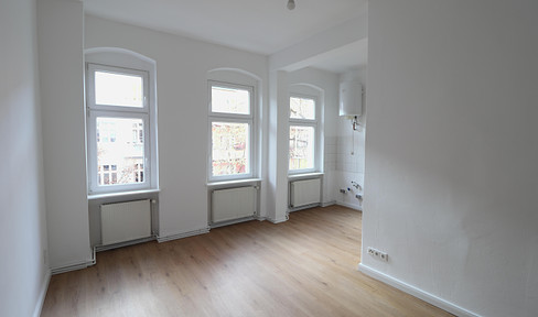 Freshly renovated 2-room apartment in Weserstraße | with balcony