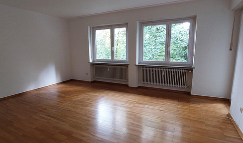 Spacious, light-flooded, well-designed 4-room apartment (1st floor) with balcony from private owner