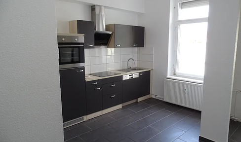 Refurbished 1-room apartment with fitted kitchen