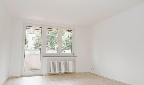 Helle Balkonwohnung | Wohnküche | Fenster-Wannenbad