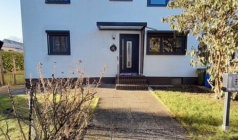 Geräumiges Reihenendhaus mit Vollkeller und Carport