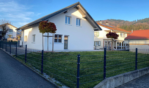 Familienfreundlich, modern, zukunftssicher: Energieeffizientes EFH mit Garten, 4-5 Zi. in Hasel