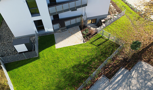 Wunderschöne 3-Zimmer-EG-Wohnung im Neubau mit neuer Küche, Balkon und Garten