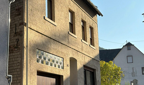 Facettenreiches Haus mit Hof und Nebengebäude in Bacharach-Steeg