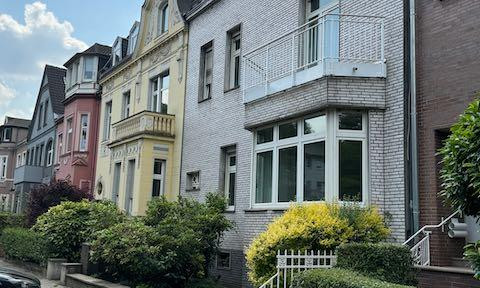 Großzügige Altbauwohnung in gepflegtem 3-Parteienhaus * mit Ansatzbalkon zum Garten *