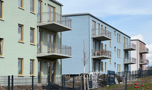 First-time occupancy: south-west facing top floor apartment with balcony, parking space & elevator