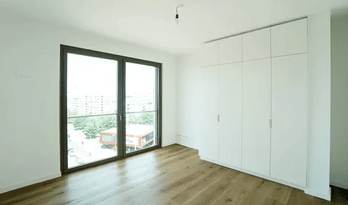 Large, bright 4-room apartment in a central location with balcony