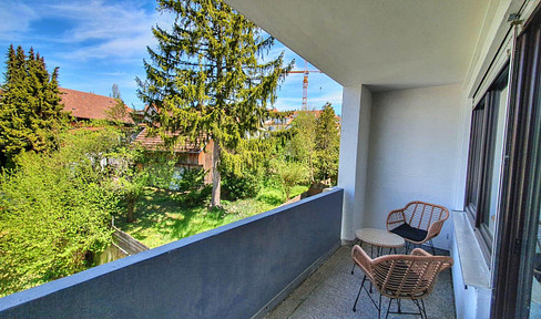 Modernized, partially furnished one-bedroom apartment with a balcony overlooking greenery – located near the historic center of Leonberg.