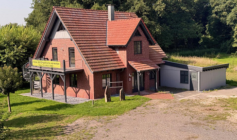 Working and living under one roof! Great house for versatile purposes