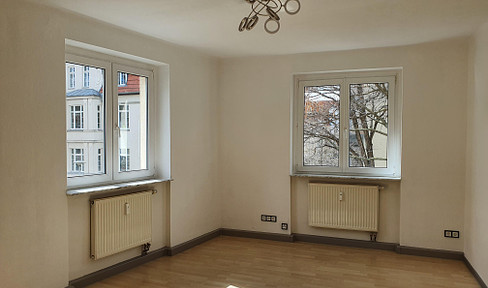 Attractive apartment including kitchen and ceiling lamps in the Krämpfervorstadt in Erfurt