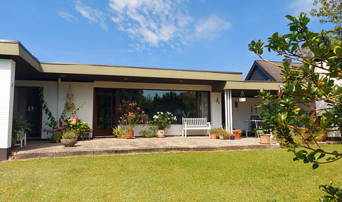 Bungalow with garden, converted cellar and double garage in a quiet location