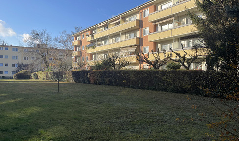 Ready-to-occupy, renovated, bright 2-room apartment with EBK and shower room in green surroundings with U6 connection