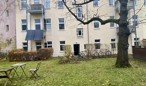 Charming old building apartment with heated loggia in Weißensee