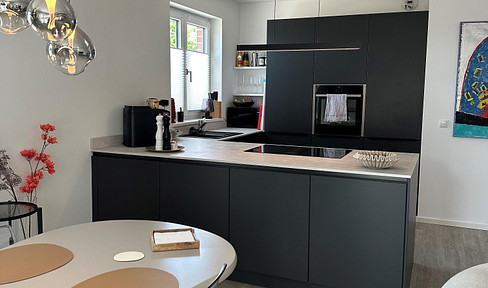 Traumwohnung mit exklusiver Einbauküche und großzügigem Balkon.
