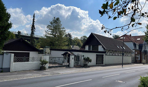 Freistehendes 1-2 Familienhaus,Hallenbad,Terrasse