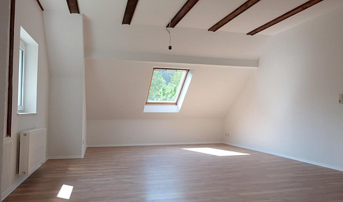 Charming 2-room apartment on the outskirts of Grünhain, located in the attic with 60 square meters of living space, including a parking space. Garden plot available for rent!