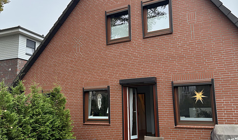 Semi-detached house in the center of Aumühle