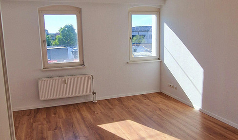 Lichtdurchflutete 2-Zimmer-Wohnung mit Einbauküche & Balkon ins Grüne