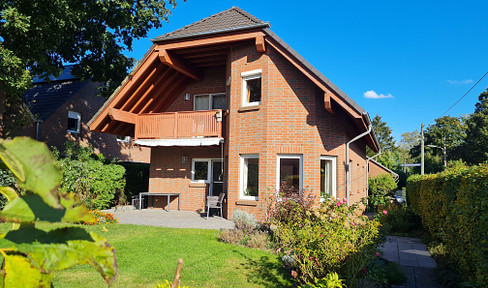 Gepflegtes Einfamilienhaus (BJ 2001), großer Garten, Seitenstraße