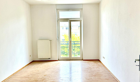 Neu sanierte, großzügige 4-Zimmerwohnung mit 2 Balkons im 2.OG