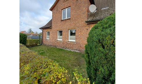 Large semi-detached house with outbuilding on large 5268 m² plot in MV