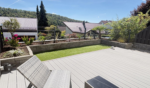 For sale by private individual! Apartment with 2.5 rooms in Leonberg, located in a green area, featuring a large terrace.