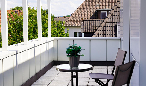 Renovierte Penthouse-Wohnung mit zwei Balkonen und EBK