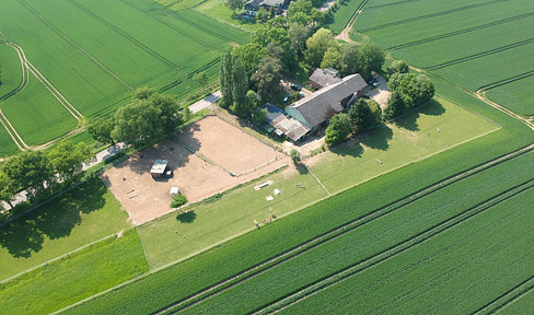 Residual farm with stables, riding arena and rooms for rent in Stockelsdorf