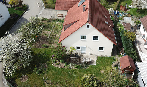 Large detached house (semi-detached house) in Mönchsroth Massiv